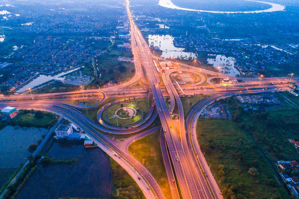車両の動きの光を持つ夜間輸送高速道路 - 写真・画像