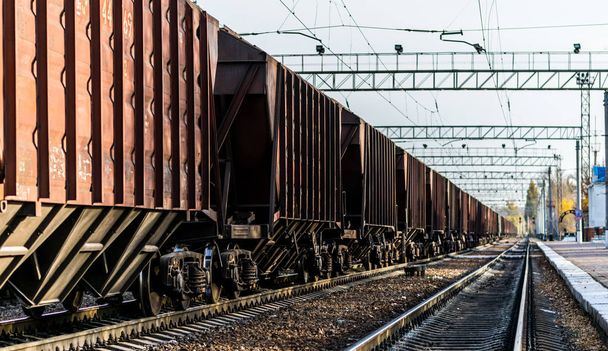 Demiryolu taşımacılığı. Eski yük vagonu ve demiryolu - Fotoğraf, Görsel