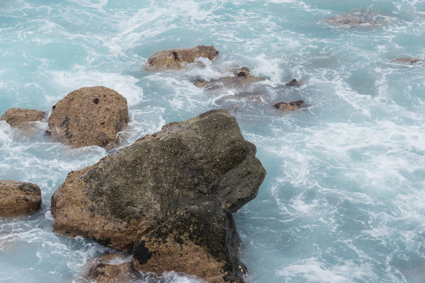 piedras en el océano y olas. hermoso paisaje azul de Caná
 - Foto, Imagen