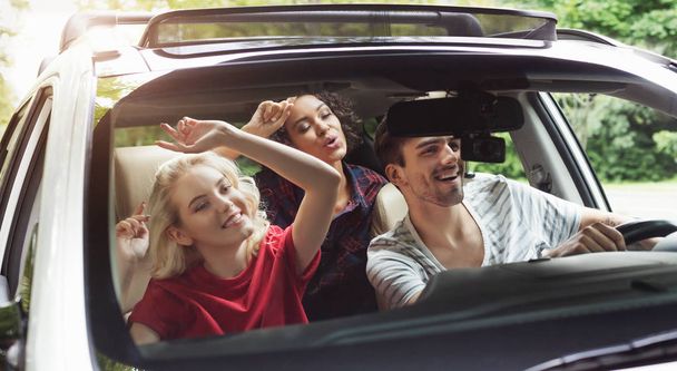Amigos felices divirtiéndose en coche
 - Foto, imagen