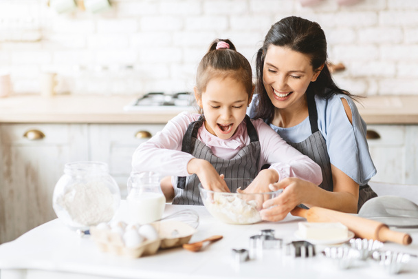 Мати і її дочка підготовка тіста, щоб зробити торт - Фото, зображення