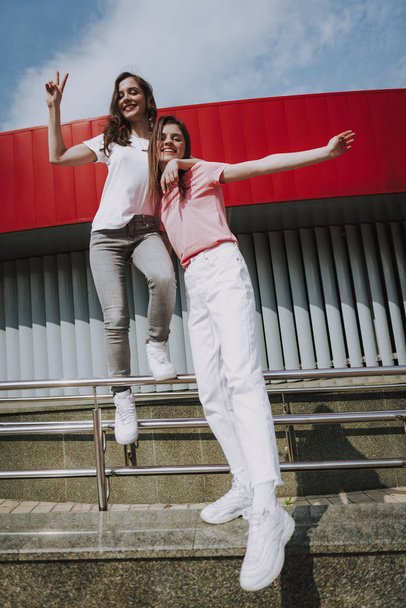 Two hipster girls enjoying time on walk - Fotografie, Obrázek