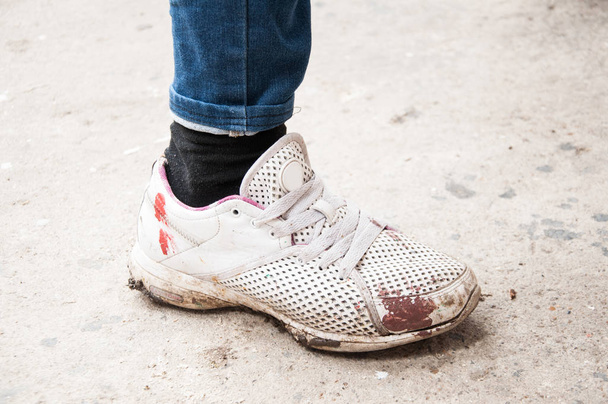 man or woman in white old and dirty sneakers. Torn sneakers - Foto, Bild