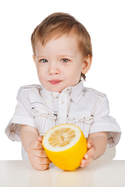 The little boy with a lemon - Fotoğraf, Görsel