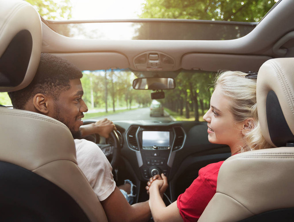 Millennials couple in car - Fotografie, Obrázek