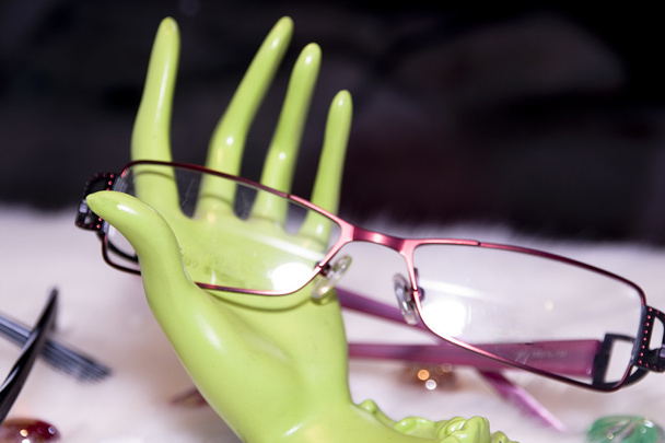 Mão e óculos do modelo
 - Foto, Imagem