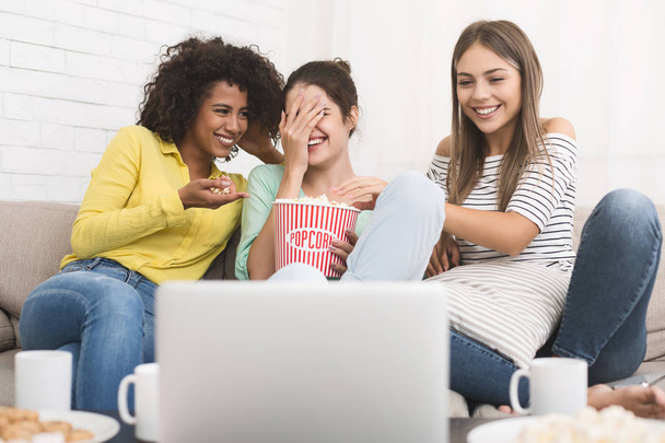 Vrouwen die thuis komedie kijken en lachen - Foto, afbeelding