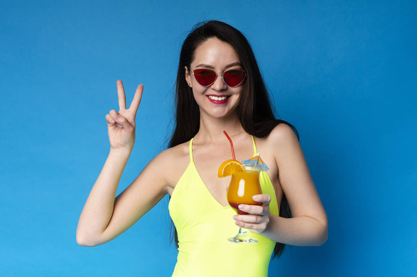 schöne Sommer Mädchen Cocktail und zeigt Friedensgeste - Foto, Bild