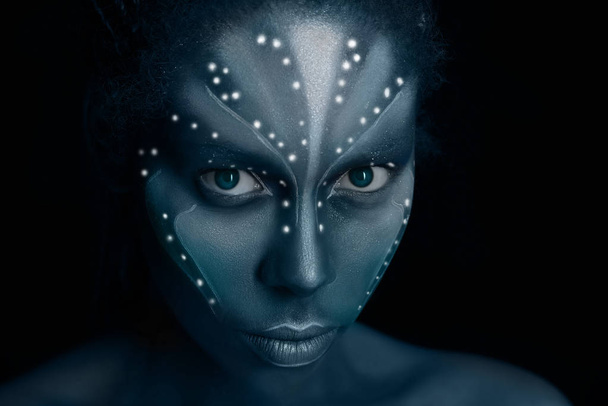 Foto de arte de mujer africana con pinturas étnicas tribales en estilo Avatar
 - Foto, imagen