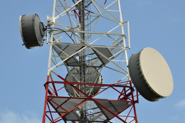 Torre de telecomunicaciones con sistema de antena de teléfono celular
 - Foto, Imagen