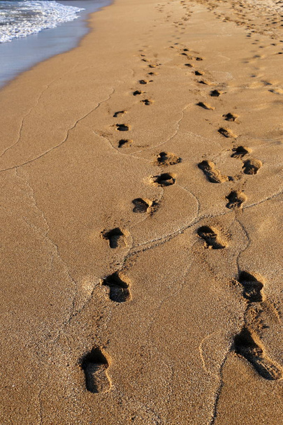 pegadas na areia nas margens do Mediterrâneo, no norte de Israel
  - Foto, Imagem