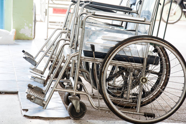 Ряд інвалідних візків у лікарні
 - Фото, зображення