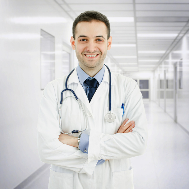 Fiducioso medico maschio sorridente con le braccia incrociate
 - Foto, immagini