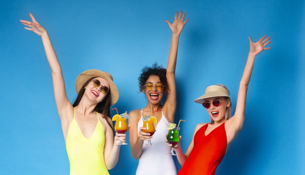 Emocionado diversas chicas en trajes de baño disfrutando de la hora de verano
 - Foto, imagen