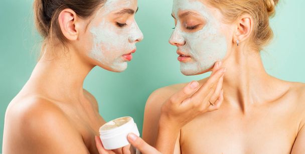 Applying clay mask. Spa and wellness. Girls friends sisters making clay facial mask. Anti age care. Stay beautiful. Skin care for all ages. Women having fun skin mask. Pure beauty. Beauty product - Foto, Imagem