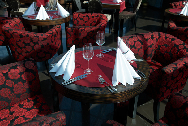 kleiner Tisch im Restaurant - Foto, Bild