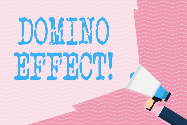 Kirjoitan viestiä Domino Effectistä. Business valokuva esittelee Ketju reaktio, joka aiheuttaa muita vastaavia tapahtumia tapahtuu Hand Holding Megafone laajalla palkki laajentaminen Volume
. - Valokuva, kuva