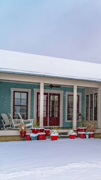 Κάθετη υπέροχο σπίτι σε ένα χιονισμένο τοπίο κατά τη διάρκεια του χειμώνα - Φωτογραφία, εικόνα