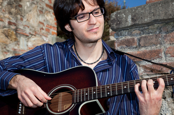 Man and his acoustic guitar - Fotografie, Obrázek