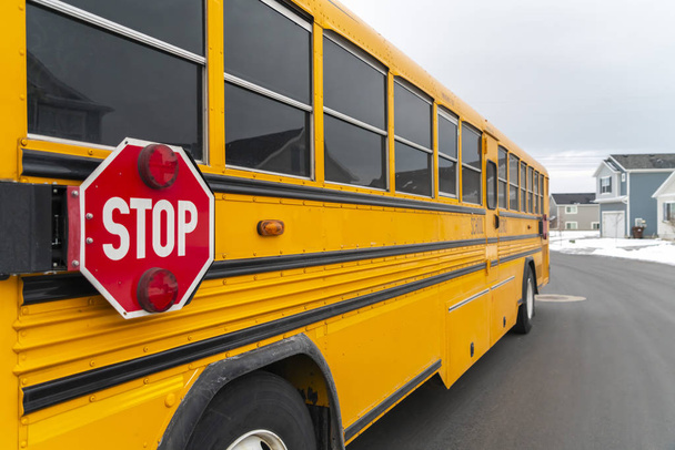 Widok zewnętrzny żółtego autobusu szkolnego z czerwonym znakiem stopu i światłami sygnalizacyjnych - Zdjęcie, obraz