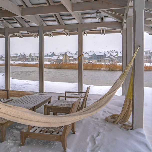Clear Square clubhouse met uitzicht op Oquirrh Lake in de winterdag - Foto, afbeelding
