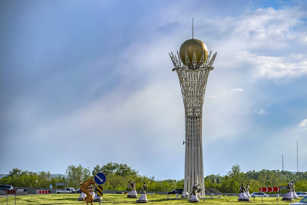 Het gebouw in de vorm van een toren met een gouden bal op de top in de stad Ust-Kamenogorsk - Foto, afbeelding