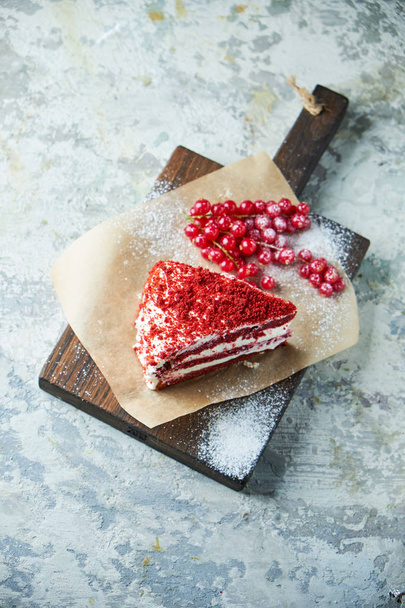 Červený sametový dort. Šedé pozadí s texturou. Dezert. Potravinový - Fotografie, Obrázek