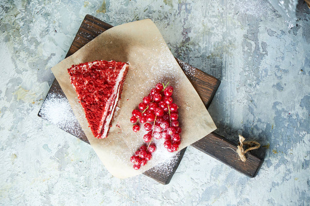 Red velvet cake. Gray textured background. Dessert. Food chain - Foto, afbeelding