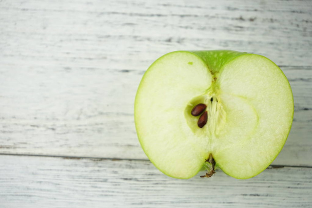Κόκκινα και πράσινα μήλα σε ξύλινη υφή. Υγιεινό φαγητό  - Φωτογραφία, εικόνα