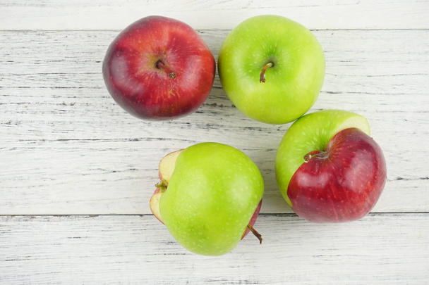 Manzanas rojas y verdes sobre textura de fondo de madera. Comida saludable
  - Foto, imagen