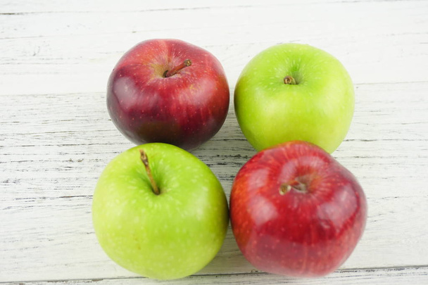 Piros és zöld alma a fa háttér textúra. Egészséges táplálkozás  - Fotó, kép