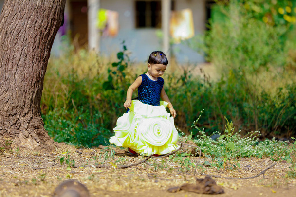 niedliche indische Baby Mädchen spielen im Park - Foto, Bild