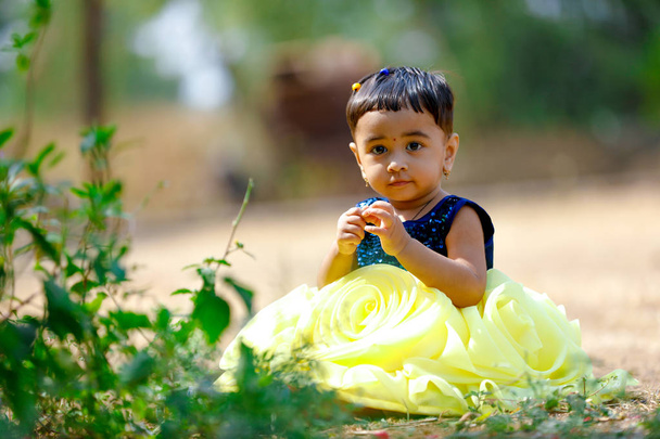 aranyos indiai kislány játszik a parkban - Fotó, kép