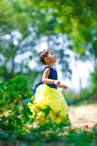 Індійська маленька дівчинка дитини грати  - Фото, зображення