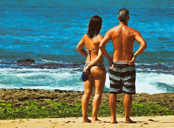 Um homem e uma mulher olhando para o mar
 - Foto, Imagem