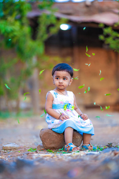 Індійська маленька дівчинка дитини грати  - Фото, зображення