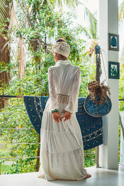 όμορφη νεαρή Μπόχο γυναίκα φορώντας τουρμπάνι και λευκό φόρεμα - Φωτογραφία, εικόνα