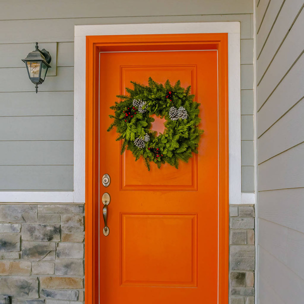 Kare Ev turuncu ön kapı asılı bir karşılama çelenk ile - Fotoğraf, Görsel