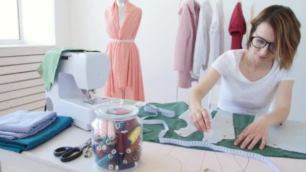 Hobby és kisvállalkozás. Fiatal női Tailor dolgozó ruhával szövet workshop - Felvétel, videó