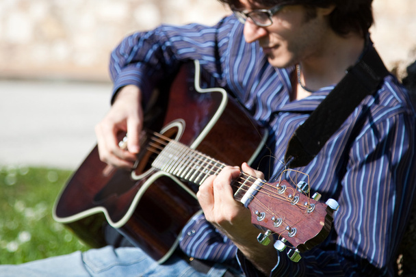Man and his acoustic guitar - Foto, Bild