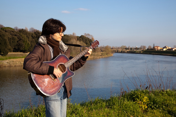 Man and his acoustic guitar - Foto, Bild
