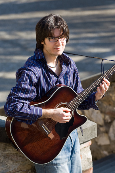Man and his acoustic guitar - Φωτογραφία, εικόνα