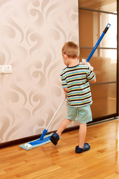 Мальчик чистит квартиру, моет пол
 - Фото, изображение