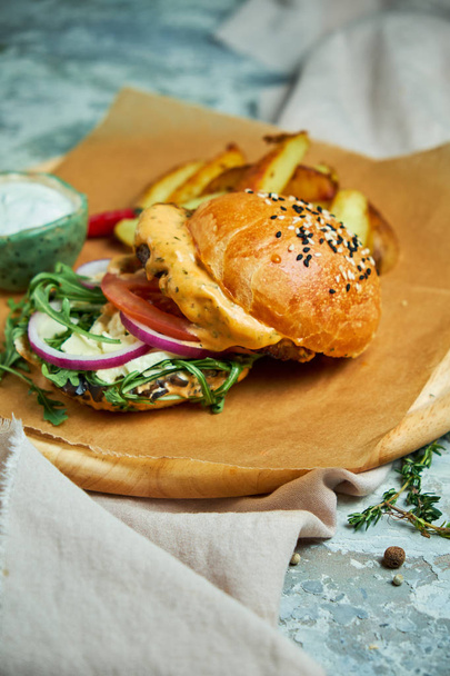 Cheese Burger. Con patatine fritte lattuga, pomodori
 - Foto, immagini