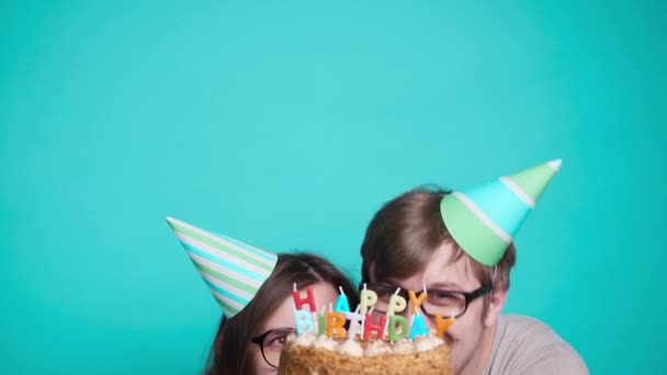 Koncepció a nyaralás és a születésnapját. Fiatal vidám vicces pár szórakozik a születésnapi torta - Felvétel, videó