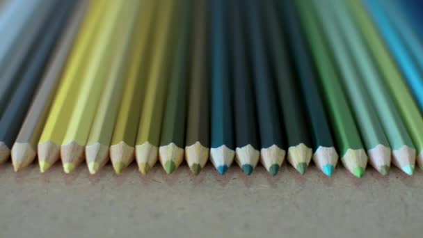 Gekleurde potloden op houten textuur, close-up beelden van kleurrijke potloden, horizontale weergave, selectieve focus. - Video