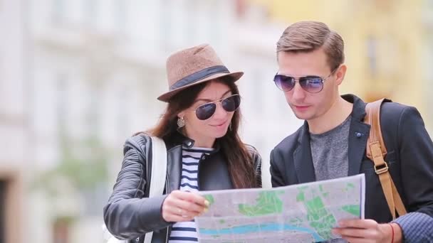 Gelukkig toeristische paar reizen op vakantie in Europa glimlachend gelukkig. Kaukasische paar. - Video