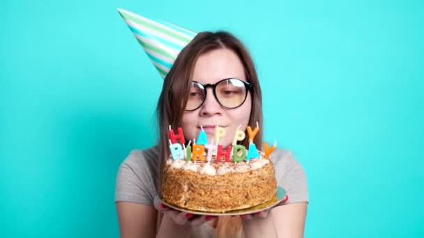 Kutlama ve eğlence kavramı. Bir doğum günü pastası ile genç neşeli komik kız - Video, Çekim