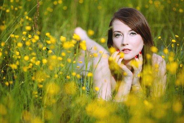 Hermosa mujer en el prado florido
 - Foto, imagen