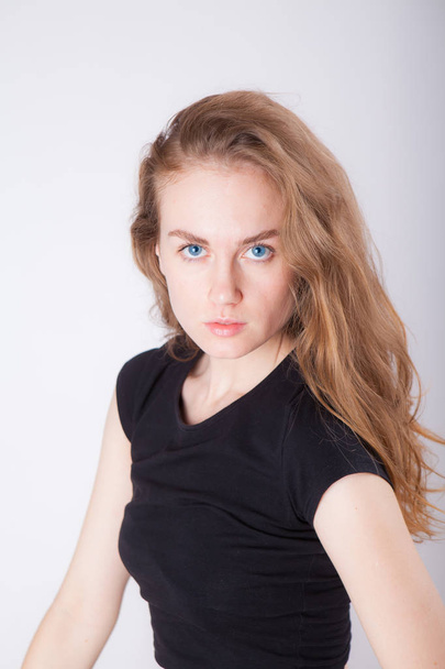 studio portrait of a slim young woman in black clothes - Foto, Imagen